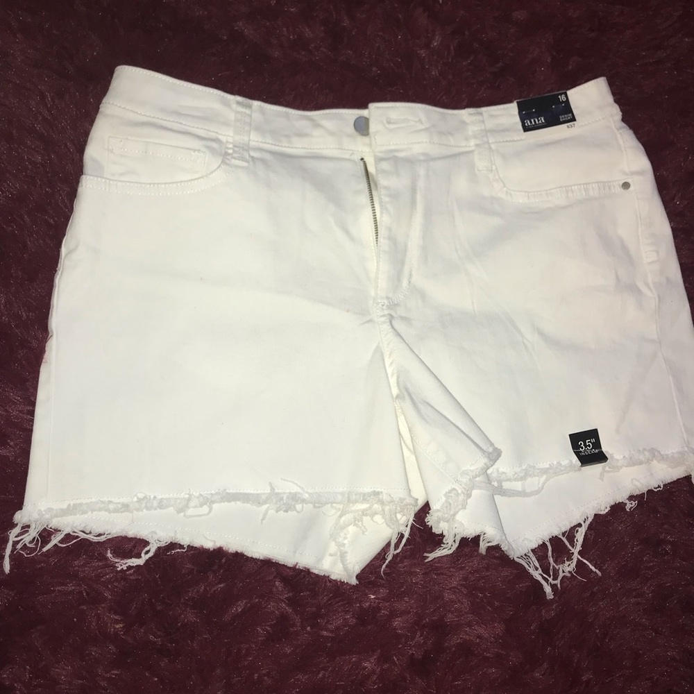 Cute white shorts 🏖